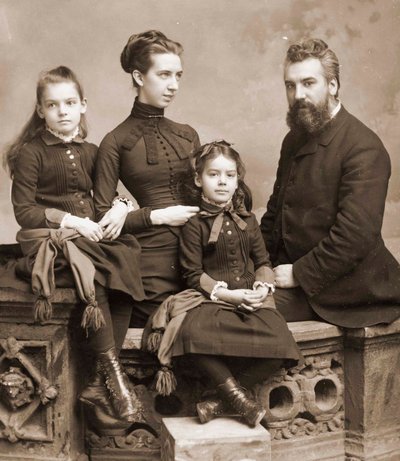 Porträt von Alexander Graham Bell, seiner Frau Mabel Gardiner Hubbard und ihren Töchtern Elsie und Marian, ca. 1885 von Unknown